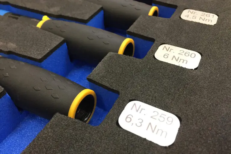 Verschiedene Handwerkzeuge liegen in passenden Hartschaumeinlagen