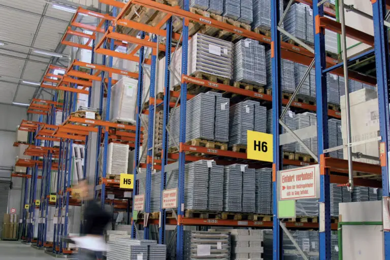 Hochregalanlagen in einer großen Halle